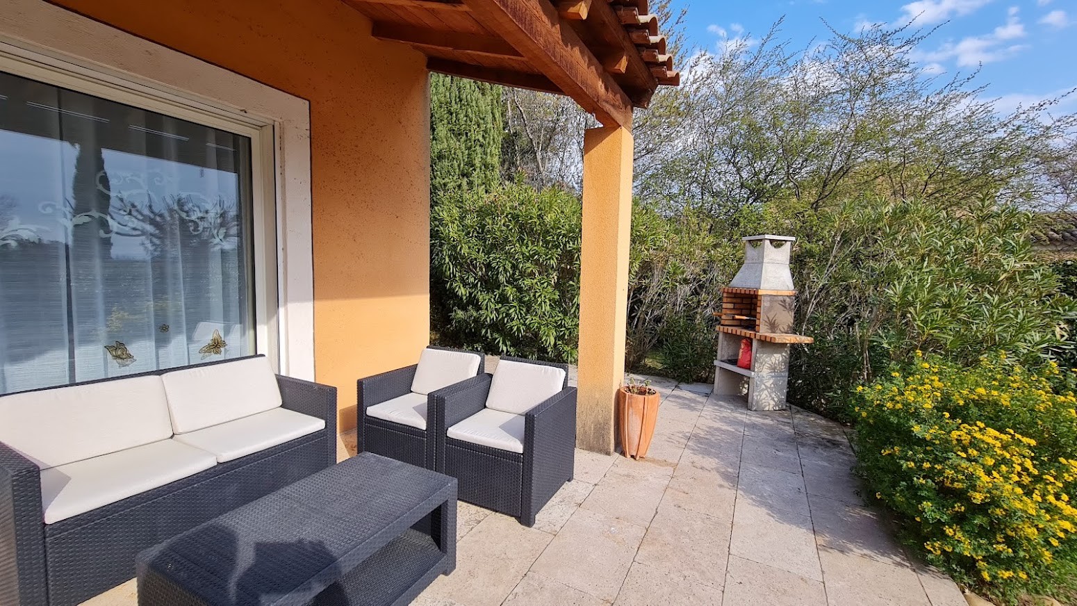 La terrasse couverte et le barbecue