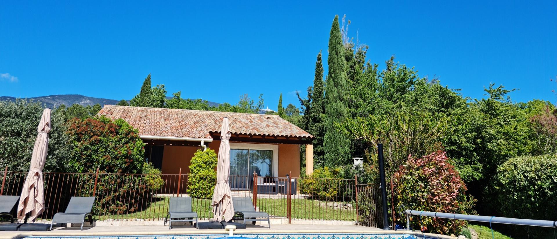 La Restanque et sa piscine privée, entourées de cyprès